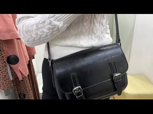 ❤️ فِيٽنگ روم ۾ ڊِلڊو سان نوجوان ڪچي FeralBerry جي عوامي مشت زني